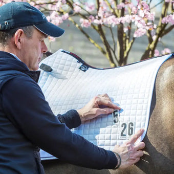 Le mieux Plai Dressur sjaberak med startnr.