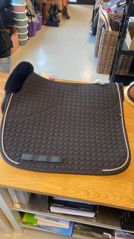 Mattes dressur pad med saueskinnpad